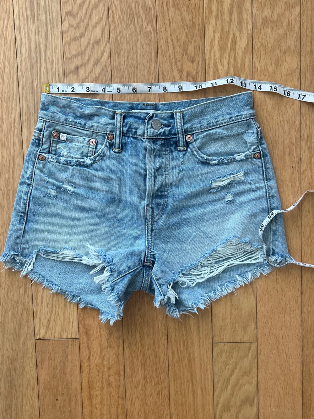 AE77 American Eagle Outfitters Light Wash Distressed Denim Shorts